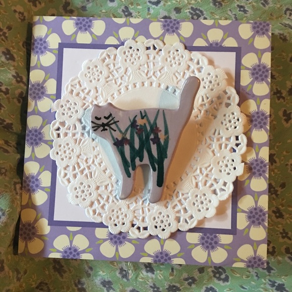 Ceramic handmade lilac CAT pin with floral accent - Picture 3 of 7